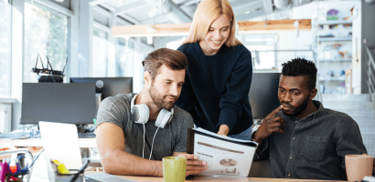 Ergonomia da cabine do operador e sinalização de riscos em campo de trabalho